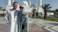 7 Potret Nagita Slavina Pakai Abaya Rp14 Juta Saat Umrah Bareng Karyawan