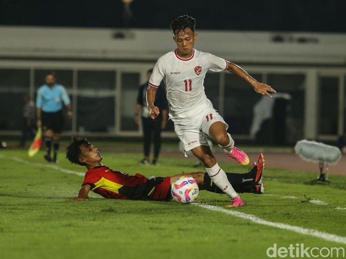 Pemain Timnas Indonesia U-20 melakukan selebrasi usai membobol gawang Timor Leste di Stadion Madya, Jakarta, Jumat (27/9/2024). Skor sementara 2-0 untuk keunggulan Timnas Indonesia