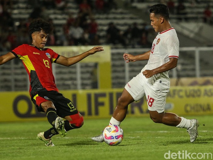 Pemain Timnas Indonesia U-20 melakukan selebrasi usai membobol gawang Timor Leste di Stadion Madya, Jakarta, Jumat (27/9/2024). Skor sementara 2-0 untuk keunggulan Timnas Indonesia