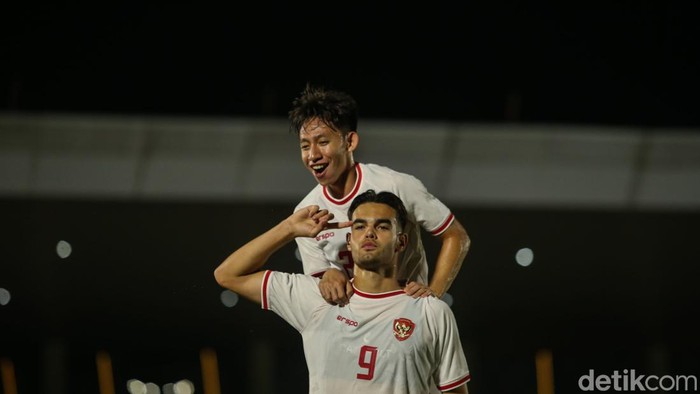 Indonesia Vs Timor Leste: Garuda Muda Unggul 2-0 di Babak Pertama Pemain Timnas Indonesia U-20 melakukan selebrasi usai membobol gawang Timor Leste di Stadion Madya, Jakarta, Jumat (27/9/2024). Skor sementara 2-0 untuk keunggulan Timnas Indonesia