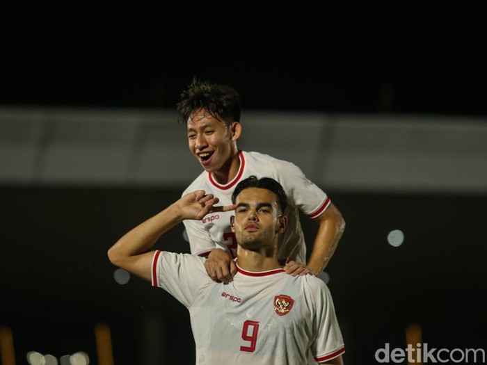 Pemain Timnas Indonesia U-20 melakukan selebrasi usai membobol gawang Timor Leste di Stadion Madya, Jakarta, Jumat (27/9/2024). Skor sementara 2-0 untuk keunggulan Timnas Indonesia