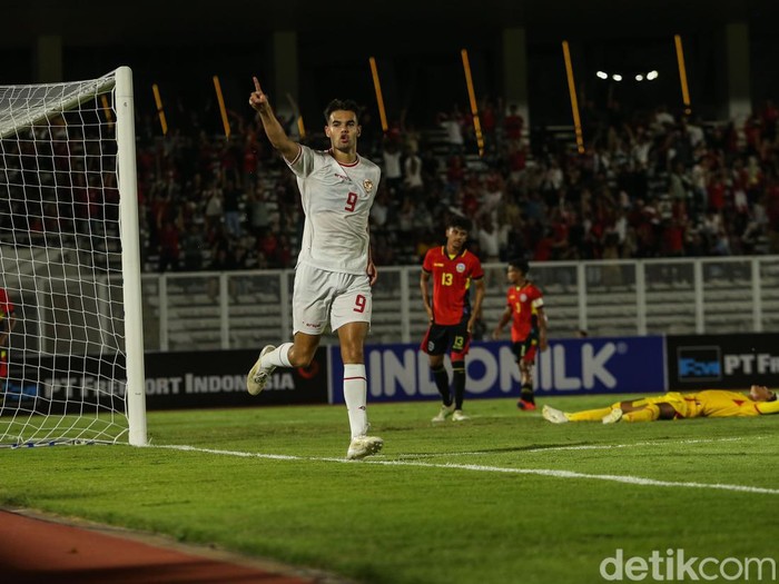 Pemain Timnas Indonesia U-20 melakukan selebrasi usai membobol gawang Timor Leste di Stadion Madya, Jakarta, Jumat (27/9/2024). Skor sementara 2-0 untuk keunggulan Timnas Indonesia