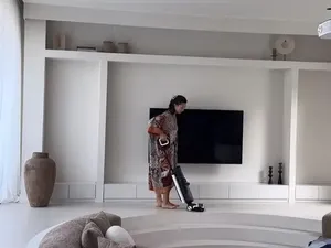 8 Foto Jennifer Bachdim Pakai Daster Beres-beres Rumah, Tetap Tampil Memukau 8 Foto Jennifer Bachdim Pakai Daster Beres-beres Rumah, Tetap Tampil Memukau