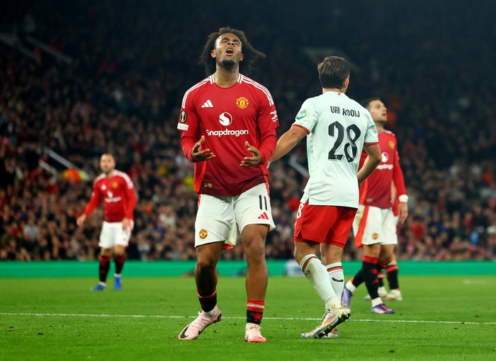 Soccer Football - Europa League - Manchester United v FC Twente - Old Trafford, Manchester, Britain - September 25, 2024 Manchester United's Joshua Zirkzee reacts after missing a chance to score REUTERS/Molly Darlington