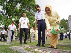 Rangkaian HUT Ke-79, KAI Gelar Tabur Bunga di TMP Cikutra Rangkaian HUT Ke-79, KAI Gelar Tabur Bunga di TMP Cikutra
