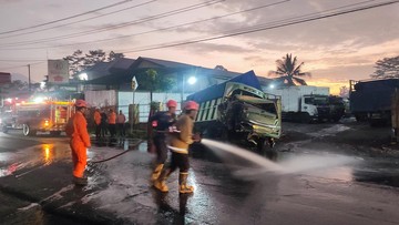 Tragedi Adu Banteng Maut: Hiace dan Truk Bertabrakan, Sopir Terjepit Berjam-jam