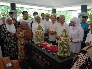 Khofifah Ajak Warga Jatim Teladani Sosok Mantan Gubernur Jatim Moh Noer Khofifah Ajak Warga Jatim Teladani Sosok Mantan Gubernur Jatim Moh Noer