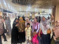 Warga Berebut Foto Bareng Khofifah di Bandara, Doakan Jadi Gubernur Lagi