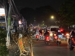 Ada Proyek Trotoar, Lalin Jalan Akses UI Depok Macet Malam Ini