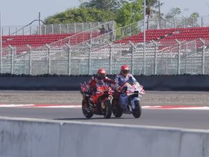 Akur! Begini Momen Marquez Seret Motor Bagnaia yang Kehabisan Bensin