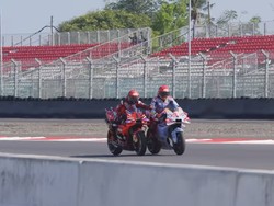 Akur! Begini Momen Marquez Seret Motor Bagnaia yang Kehabisan Bensin