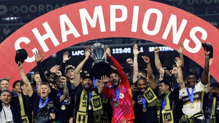 Olivier Giroud, Hugo Lloris LOS ANGELES, CALIFORNIA - SEPTEMBER 25: Olivier Giroud #9 and goalkeeper Hugo Lloris #1 of Los Angeles FC hoist the championship trophy after defeating Sporting Kansas City, 3-1, during the U.S. Open Cup Championship match at BMO Stadium on September 25, 2024 in Los Angeles, California. (Photo by Kevork Djansezian/Getty Images)