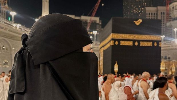 Paula Verhoeven pakai cadar saat umrah