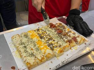 Yummy! Sensasi Makan Pizza Pepperoni hingga Keju Mulur yang Ditarik Yummy! Sensasi Makan Pizza Pepperoni hingga Keju Mulur yang Ditarik