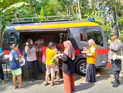 Polisi Keliling Bagikan Sayuran Gratis ke Emak-emak di Banyuwangi