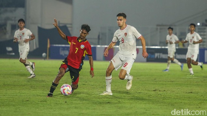 Timnas Indonesia U-20 menekuk Timor Leste U-20 laga Grup F Kualifikasi Piala Asia U-20 2025. Tampil dominan, Garuda Muda menang 3-1. Bermain di Stadion Madya, Senayan, Jumat (27/9/2025), Indonesia dominan sejak awal. Di babak pertama, dua gol didapat