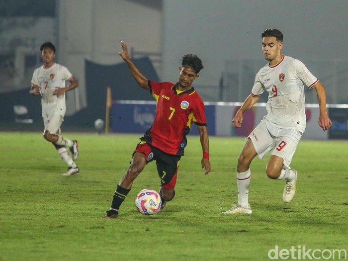 Timnas Indonesia U-20 menekuk Timor Leste U-20 laga Grup F Kualifikasi Piala Asia U-20 2025. Tampil dominan, Garuda Muda menang 3-1. Bermain di Stadion Madya, Senayan, Jumat (27/9/2025), Indonesia dominan sejak awal. Di babak pertama, dua gol didapat lewat Jens Raven dan Riski Afrisal.