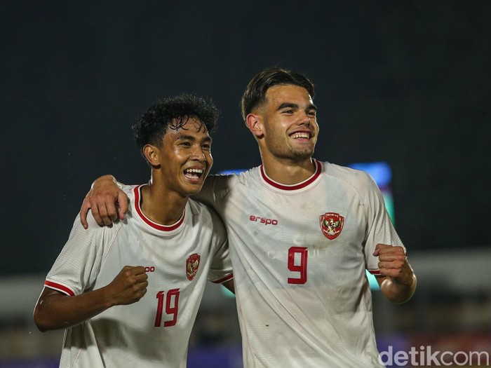 Timnas Indonesia U-20 menekuk Timor Leste U-20 laga Grup F Kualifikasi Piala Asia U-20 2025. Tampil dominan, Garuda Muda menang 3-1. Bermain di Stadion Madya, Senayan, Jumat (27/9/2025), Indonesia dominan sejak awal. Di babak pertama, dua gol didapat lewat Jens Raven dan Riski Afrisal.