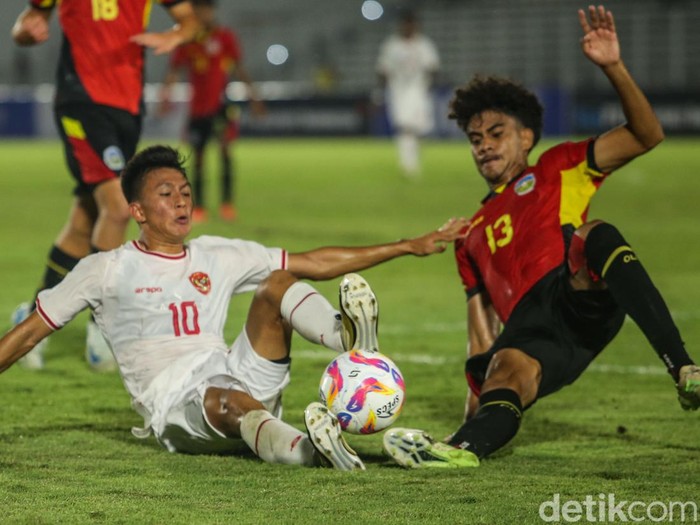 Timnas Indonesia U-20 menekuk Timor Leste U-20 laga Grup F Kualifikasi Piala Asia U-20 2025. Tampil dominan, Garuda Muda menang 3-1. Bermain di Stadion Madya, Senayan, Jumat (27/9/2025), Indonesia dominan sejak awal. Di babak pertama, dua gol didapat lewat Jens Raven dan Riski Afrisal.