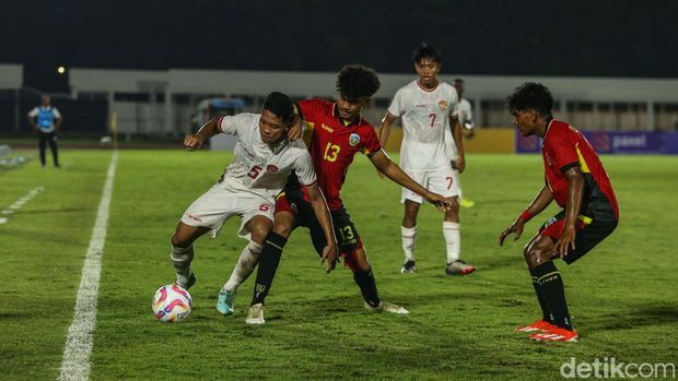Timnas Indonesia U-20 menekuk Timor Leste U-20 laga Grup F Kualifikasi Piala Asia U-20 2025. Tampil dominan, Garuda Muda menang 3-1. Bermain di Stadion Madya, Senayan, Jumat (27/9/2025), Indonesia dominan sejak awal. Di babak pertama, dua gol didapat lewat Jens Raven dan Riski Afrisal.