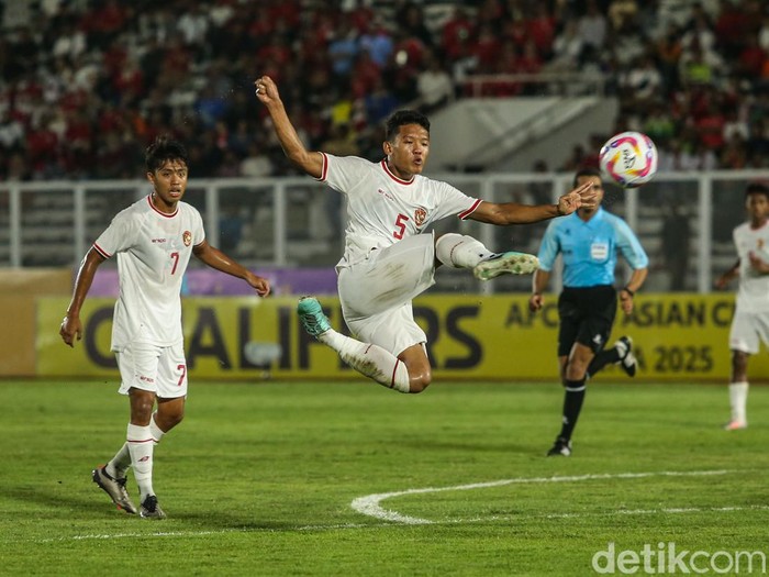 Timnas Indonesia U-20 menekuk Timor Leste U-20 laga Grup F Kualifikasi Piala Asia U-20 2025. Tampil dominan, Garuda Muda menang 3-1. Bermain di Stadion Madya, Senayan, Jumat (27/9/2025), Indonesia dominan sejak awal. Di babak pertama, dua gol didapat lewat Jens Raven dan Riski Afrisal.