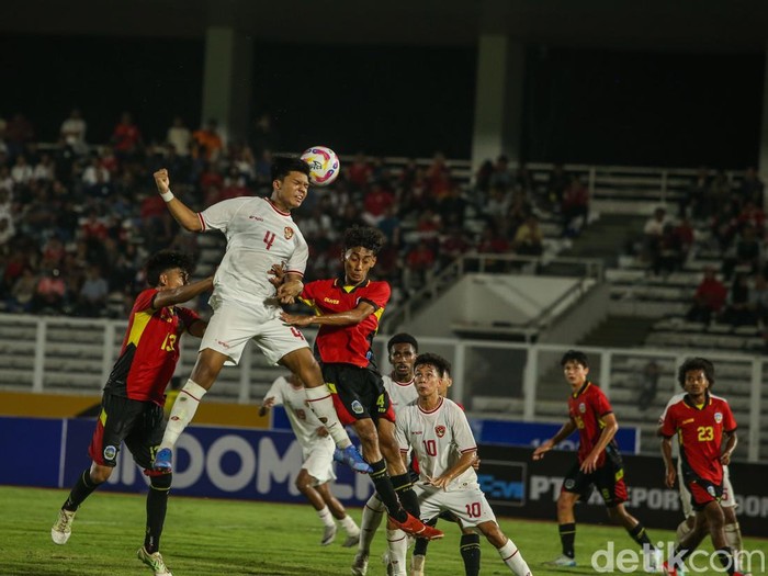 Timnas Indonesia U-20 menekuk Timor Leste U-20 laga Grup F Kualifikasi Piala Asia U-20 2025. Tampil dominan, Garuda Muda menang 3-1. Bermain di Stadion Madya, Senayan, Jumat (27/9/2025), Indonesia dominan sejak awal. Di babak pertama, dua gol didapat lewat Jens Raven dan Riski Afrisal.