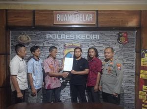 Motif Keluarga di Balik Viral Pria Pare Kediri Ditendang hingga Pingsan Motif Keluarga di Balik Viral Pria Pare Kediri Ditendang hingga Pingsan