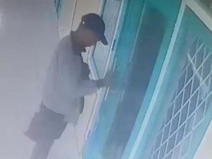 Pencuri Kotak Amal Masjid di Lubuklinggau Terekam CCTV Pencuri Kotak Amal Masjid di Lubuklinggau Terekam CCTV