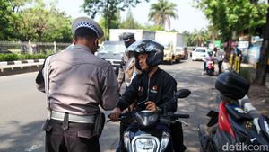 Priiit! Pelanggar Lalin Kena Tilang di Jalan Daan Mogot