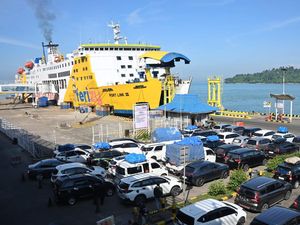 Jurus Operator Feri Cegah Calo Wira-wiri di Pelabuhan Jurus Operator Feri Cegah Calo Wira-wiri di Pelabuhan