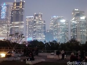 Memandang City Light Gedung-gedung Jakarta dari GBK