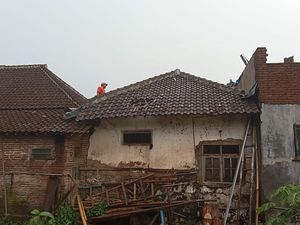 Hujan Disertai Angin Kencang Rusak Puluhan Rumah di Malang Hujan Disertai Angin Kencang Rusak Puluhan Rumah di Malang