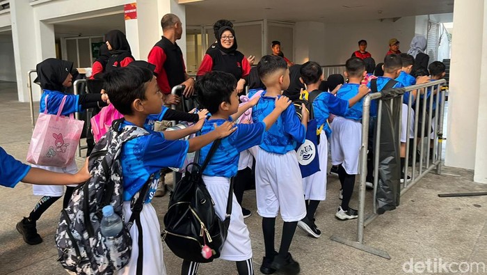 Sebanyak 22 anak penghafal Al Quran menjadi Pendamping Garuda dalam pertandingan antara Indonesia dan Timor Leste malam ini (Rifka/detikcom).