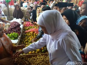 Kunjungi Pasar Srimangunan Sampang, Khofifah Dengar Aspirasi Pedagang Kunjungi Pasar Srimangunan Sampang, Khofifah Dengar Aspirasi Pedagang