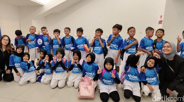 Dua player escort Fahri dan Keanu mengaku senang bisa tampil di tengah lapangan mendampingi para penggawa muda Timnas Indonesia. Keduanya juga kompak bercita-cita menjadi pemain bola.
