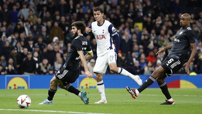 Soccer Football - Europa League - Tottenham Hotspur v Qarabag - Tottenham Hotspur Stadium, London, Britain - September 26, 2024 Tottenham Hotspurs Brennan Johnson scores their first goal Action Images via Reuters/Peter Cziborra