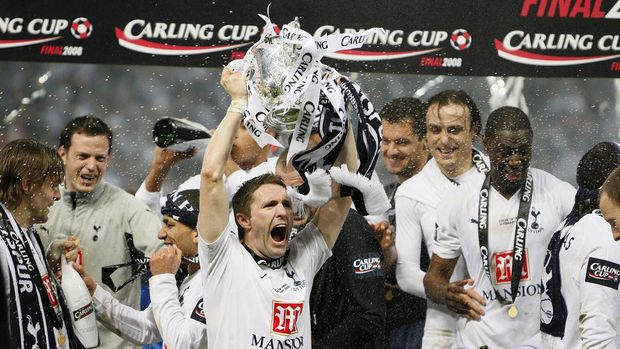 Tottenham Hotspur celebrate winning the Carling Cup as Robbie Keane holds the trophy aloft   (Photo by Dave Thompson - PA Images/PA Images via Getty Images)