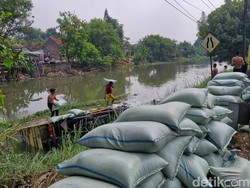 Truk Muat Biji Plastik Nyemplung Sungai Sidoarjo gegara Sopir Ngantuk