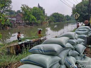 Truk Muat Biji Plastik Nyemplung Sungai Sidoarjo gegara Sopir Ngantuk Truk Muat Biji Plastik Nyemplung Sungai Sidoarjo gegara Sopir Ngantuk
