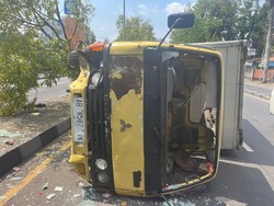 Hindari Orang Nyeberang, Truk Terguling di Ring Road Gamping