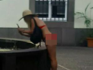 Terlalu Asyik, Turis Pakai Bikini Merah Tak Sadar Masuk ke Kantor Pemerintah Terlalu Asyik, Turis Pakai Bikini Merah Tak Sadar Masuk ke Kantor Pemerintah