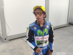 Valentino Rossi Palsu Jadi Rebutan Foto di MotoGP Mandalika