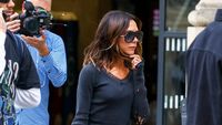 Foto: Gaya Victoria Beckham Pakai Baju Bolong-bolong Rp 16 Juta di Paris