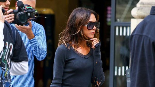 Foto: Gaya Victoria Beckham Pakai Baju Bolong-bolong Rp 16 Juta di Paris