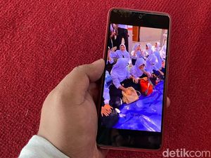 Tak Punya Gedung, Pelajar SMPN 60 Belajar Lesehan Beralas Terpal Tak Punya Gedung, Pelajar SMPN 60 Belajar Lesehan Beralas Terpal