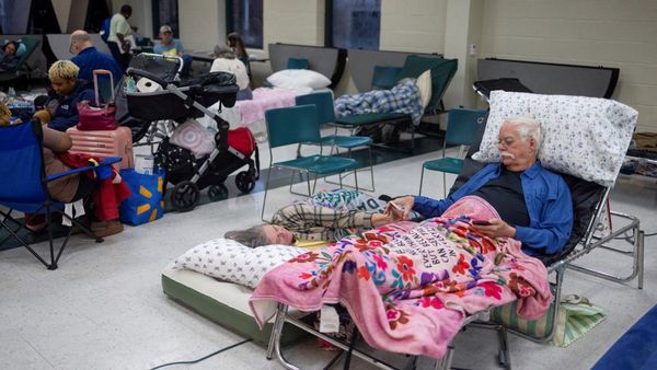 Warga Ngungsi di Bangunan Sekolah Saat Badai Helene Menerjang AS