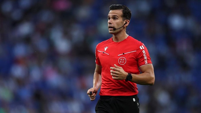 BARCELONA, SPAIN - SEPTEMBER 26: Alejandro Quintero Gonzalez talks during the LaLiga match between RCD Espanyol de Barcelona and Villarreal CF at RCDE Stadium on September 26, 2024 in Barcelona, Spain. (Photo by Eric Alonso/Getty Images)