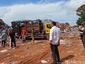 Pj Wali Kota Batam Soroti Truk Pengangkut Sampah Tak Layak Pj Wali Kota Batam Soroti Truk Pengangkut Sampah Tak Layak