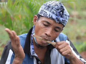 Alat Musik Tradisional Karinding: Bentuk, Cara Memainkan, dan Makna Filosofis Alat Musik Tradisional Karinding: Bentuk, Cara Memainkan, dan Makna Filosofis