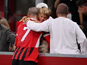 Selebrasi Gol Emosional Morata Sambil Peluk Buah Hati Selebrasi Gol Emosional Morata Sambil Peluk Buah Hati